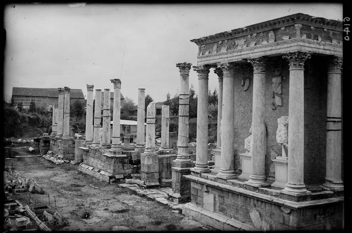 Teatro Romano con columnata de fondo